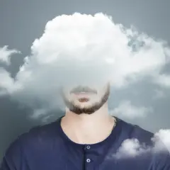 Mężczyzna z chmurą zamiast głowy, symbolizującą mgłę mózgową.