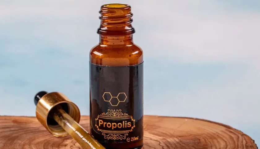 Krople propolisu w buteleczce z pipetką. Dowiedz się, jak stosować propolis na jelita, by wesprzeć swoje zdrowie.