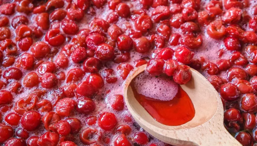 Gotowanie wiśni na sok. Sok z wiśni na co pomaga? Warto pić dla zdrowia!