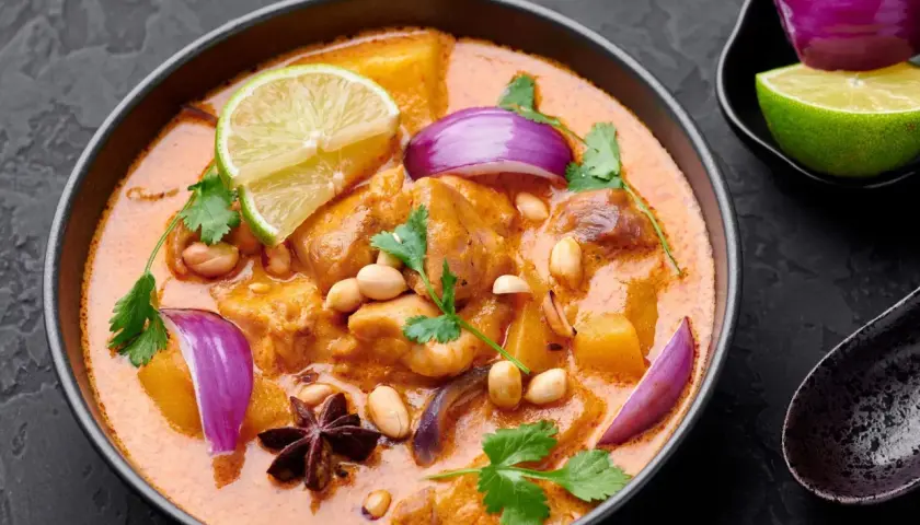 Aksamitne curry z kurczakiem, ziemniakami i orzeszkami ziemnymi. Jego bogactwo smaków i aromatów to zasługa przypraw, które mają wiele prozdrowotnych właściwości.