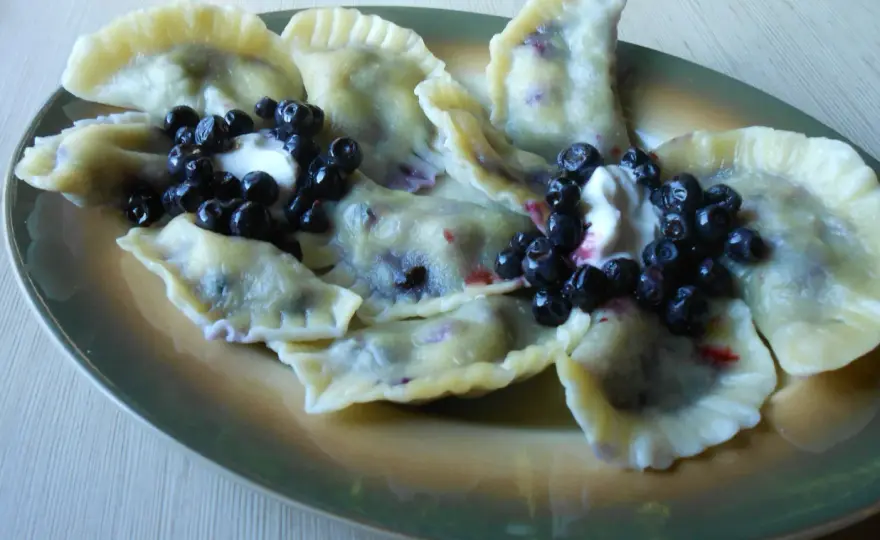 Pierogi z mrożonymi jagodami - sprawdzony przepis i praktyczne triki