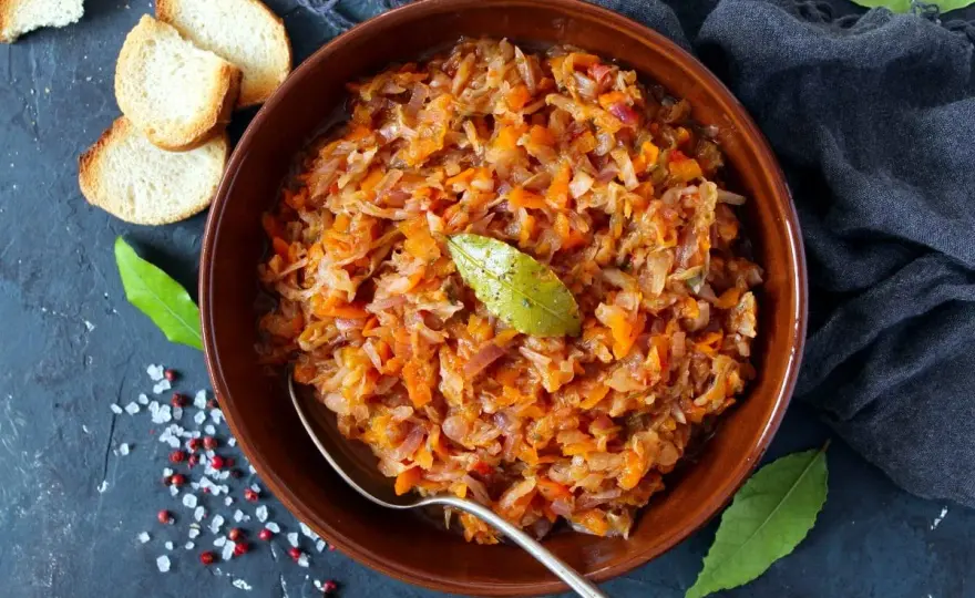 Jakie przyprawy do bigosu wybrać, by smak był pełny?