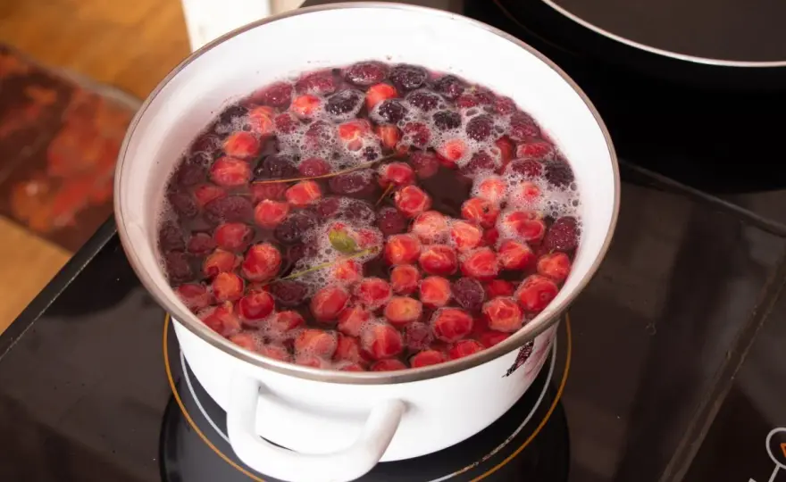 Kompot z wiśni - jak zrobić go lekko i aromatycznie