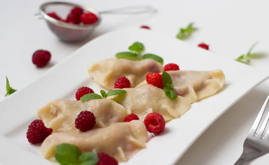 Pierogi z malinami - jak zrobić lekkie i smaczne?