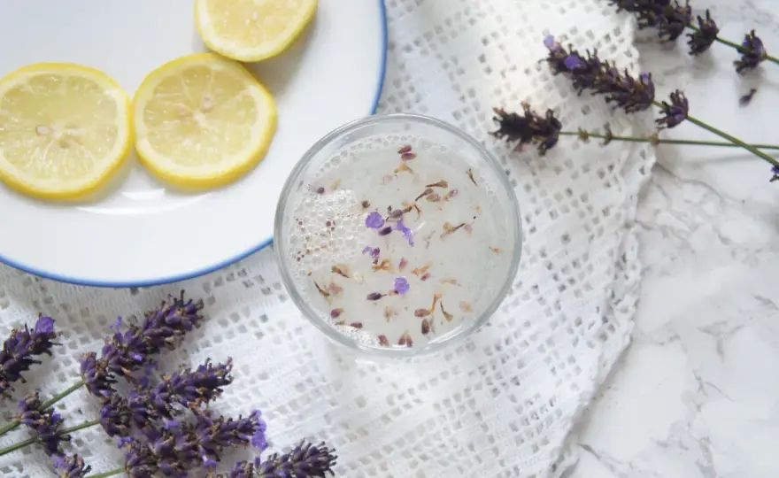 Lemoniada lawendowa - przepis na świeży, letni napój