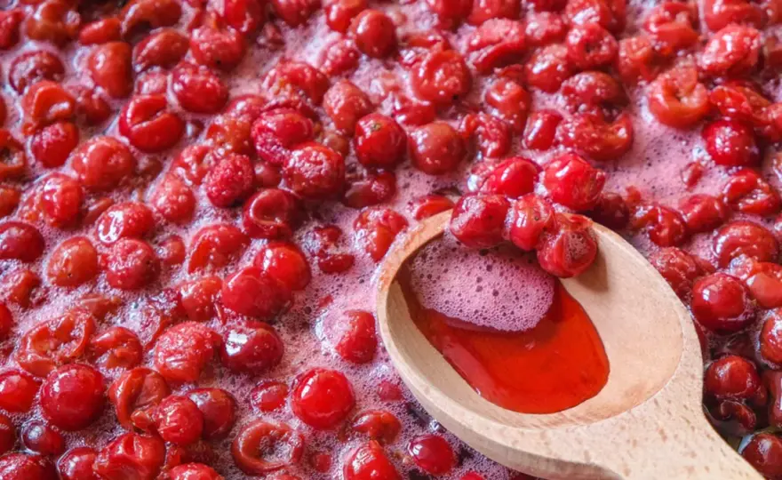 Sok z wiśni - na co pomaga i kiedy warto go pić?