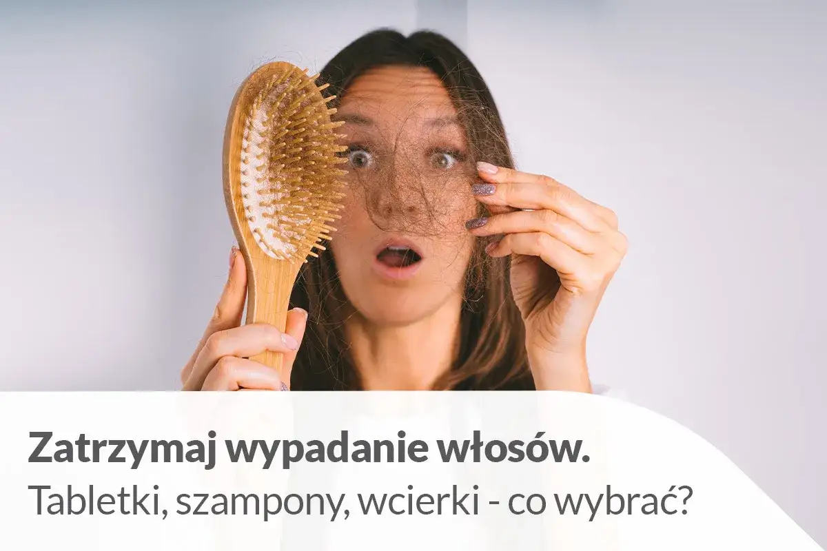 Kobieta sprawdzająca ilość włosów na szczotce