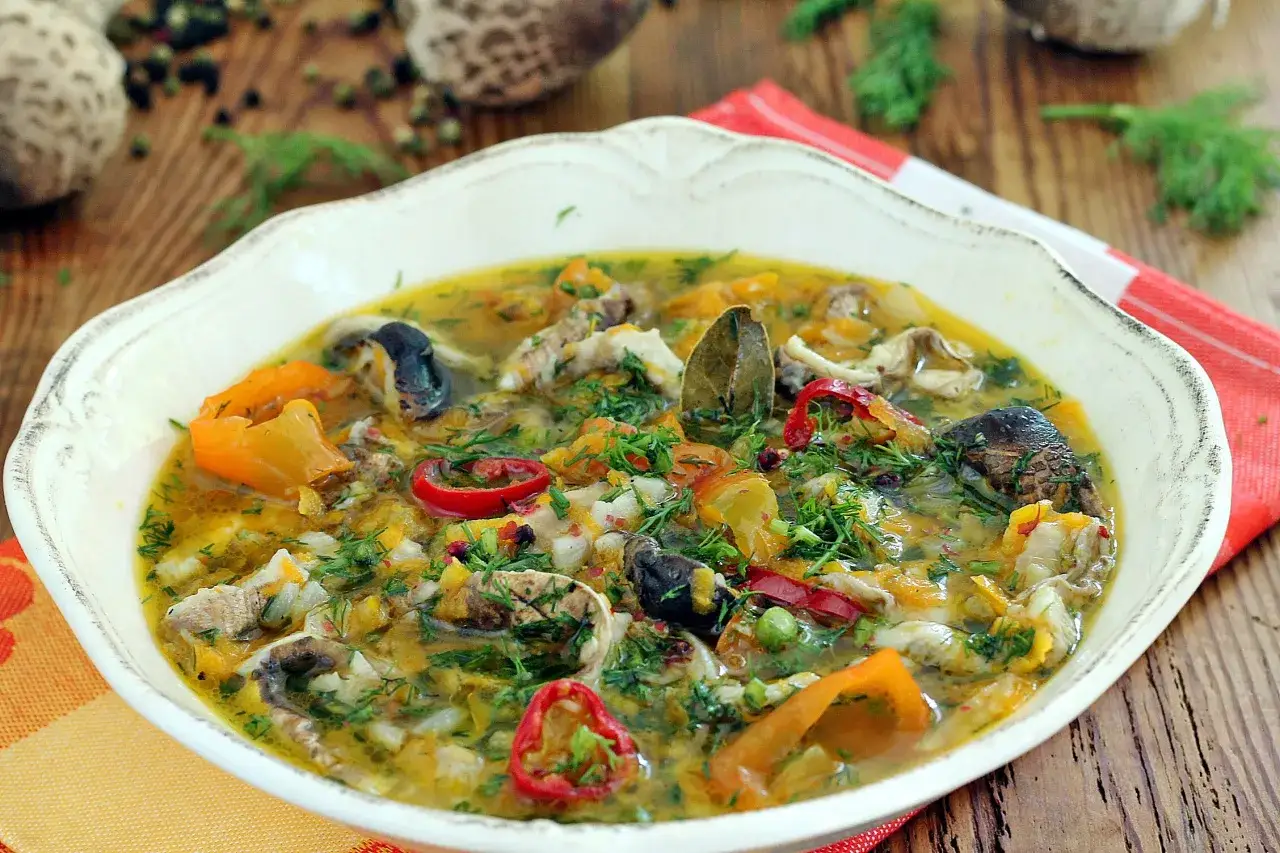 Aromaticzne flaczki z kani w bogatym bulionie z papryką i ziołami.