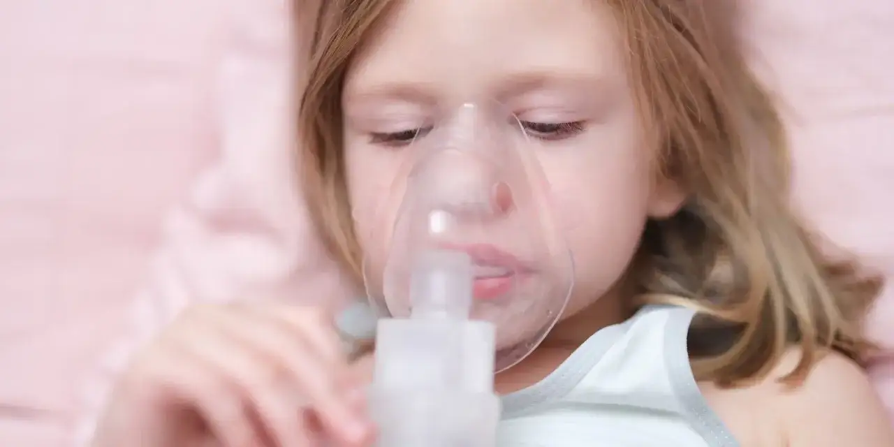 Kobieta wykonująca inhalację na suchy kaszel