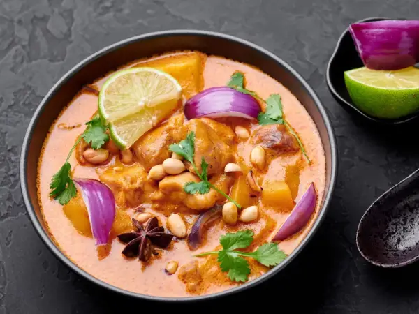 Aksamitne curry z kurczakiem, ziemniakami i orzeszkami ziemnymi. Jego bogactwo smaków i aromatów to zasługa przypraw, które mają wiele prozdrowotnych właściwości.