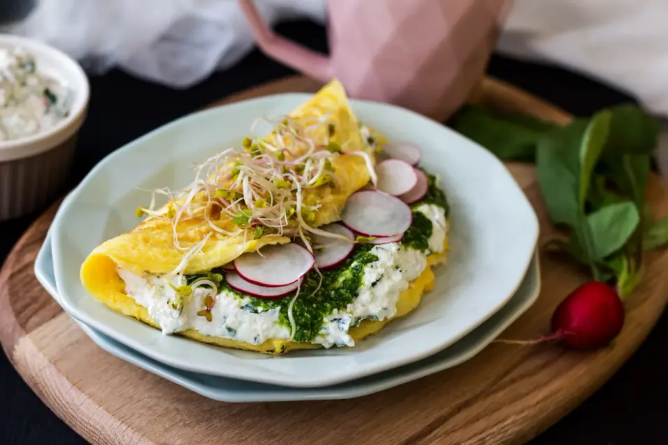 Liście rzodkiewki w kuchni - pesto, krem i omlet